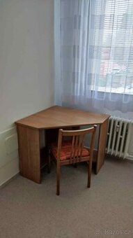 Rohový pracovní stůl