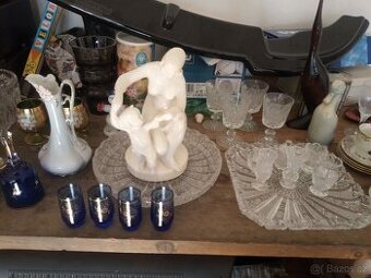 Porcelán sklo vázy pozůstalost