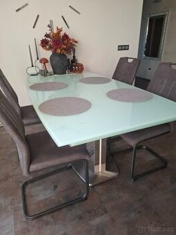 Jídelní stůl