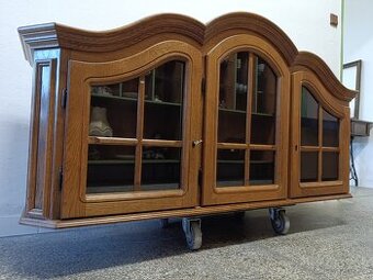 Závěsná vitrína, masív, Nábytek s příběhem