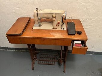 Starý šicí stroj Lada