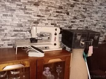 Starý šicí stroj povodním stavu cena kolem 1200,Kč