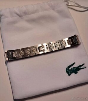 stainless steel silver náramek značky lacoste.
