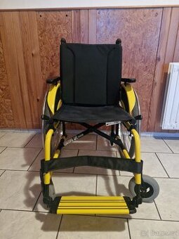 Mechanický invalidní vozík odlehčený
