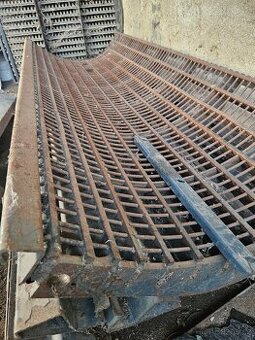 Prodám Kukuřičnou výbavu Massey Ferguson