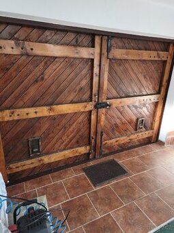 Dvoukřídlé dřevěné vrata