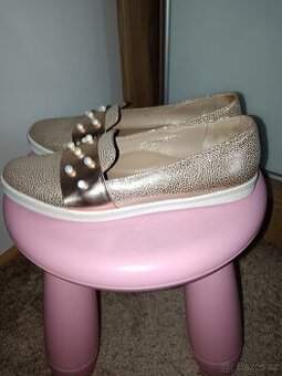 Dámská vycházková obuv.