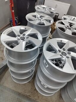 Nová Alu kola Original Audi A3 8Y r17 8Y0601025A