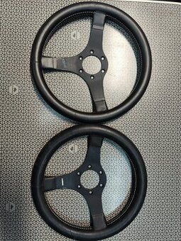 Univerzální tříramenný sportovní volant