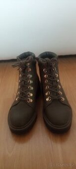 Hnědé kotníkové boty na zavazování