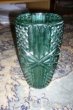stará broušená váza zelená
