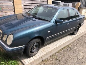 Mercedes e280 benzín