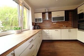 Moderní použitá kuchyně včetně spotřebičů