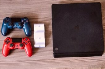 PS4 Slim 500GB+2 ovladače+nabíjecí stanice.