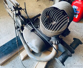 Čezeta 501 skútr ČZ kryt motor válec hlava prase