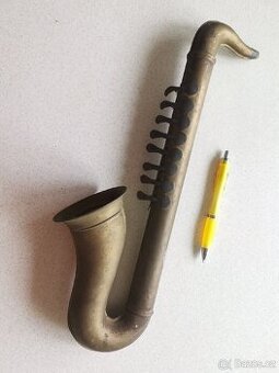 Starý dětský saxofon.