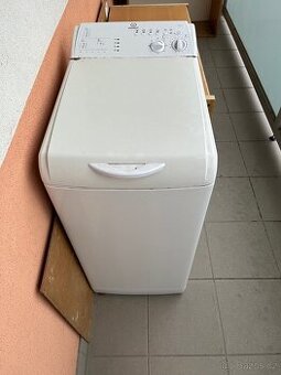 ZA ODVOZ - pračka Indesit na náhradní díly nebo k opravě
