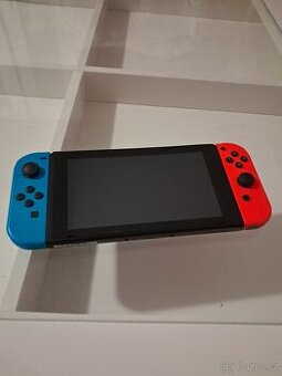 Nintendo Switch + příslušenství a hry