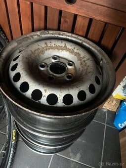 4 plechové 16" disky na VW T5, 1 komplet se zimní pneu