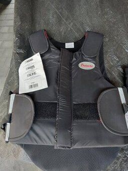 Kalhoty, vesta, navleky a bičík na koně