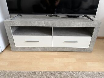 Komoda pod televizi