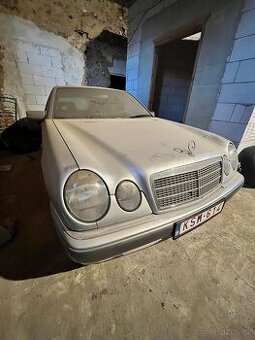 Mercedes Benz E210
