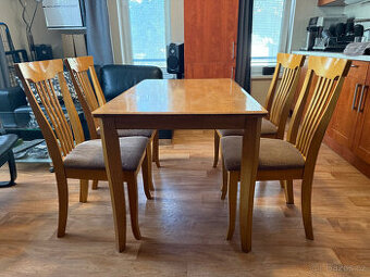 Prodám jídelní stůl z masivu + 4 čalouněné židle