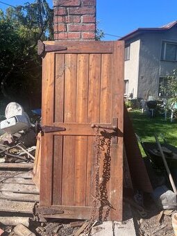 Staré izolační dveře do lednice