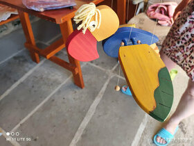 dřevěný papoušek