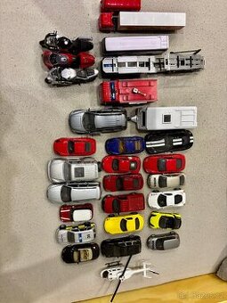 Větší autíčka – SUV, dodávky, motorky, karavan