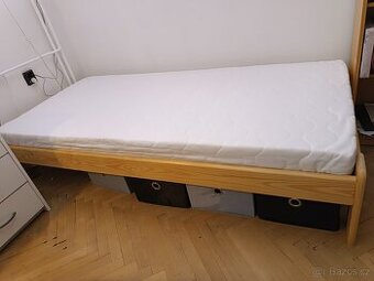 rezervovaná postel s matrací