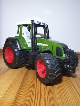 Traktor Fendit Favorit 926 – hračka
