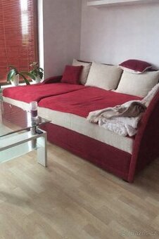 gauč i na spaní jako postel, sedačka