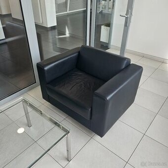 Černé kožené křeslo