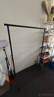 Černý kovový věšák na šaty - Top stav