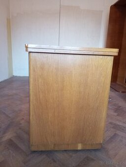 šicí stroj ve skřínce