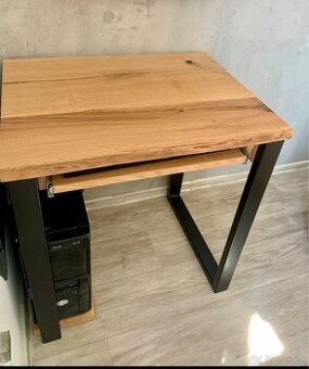 Designový PC stolek z masivního dubu – ruční práce na míru