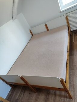 Dřevěná manželská postel