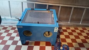Nový 2x použity piskovaci box +materiál