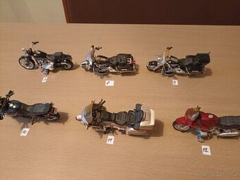 2 Modely motocyklů Maisto 1:18