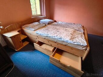 Postel z masivního dřeva s nočními stolky