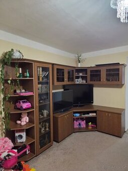 Rohová sestava nábytku – vitrína + skříňky + police + 2xTV