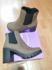 Nové hnědé semišové kotníkové chelsea boty na podpatku