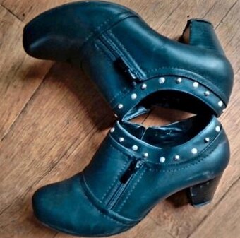 Černé kotníkové boty.