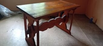 Selský starožitný stůl