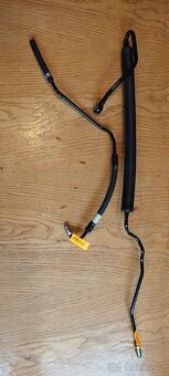 Prodám na FABII 1 tlakovou/zpětnou trubku od čerpadla k říze