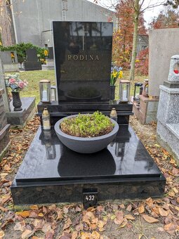 Náhrobek - pomník - urnový hrob pro cca 6 uren