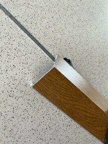 ALU Úhelník 30x30x2 zlatý dub