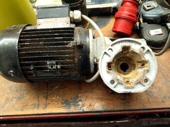 Prodám elektromotor s převodovkou