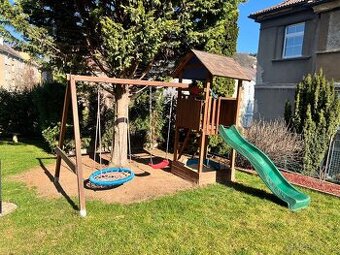 Dětský domeček se skluzavkou, pískovištěm a houpačkou